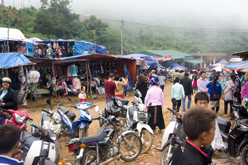 Một góc tấp nập của chợ Lào